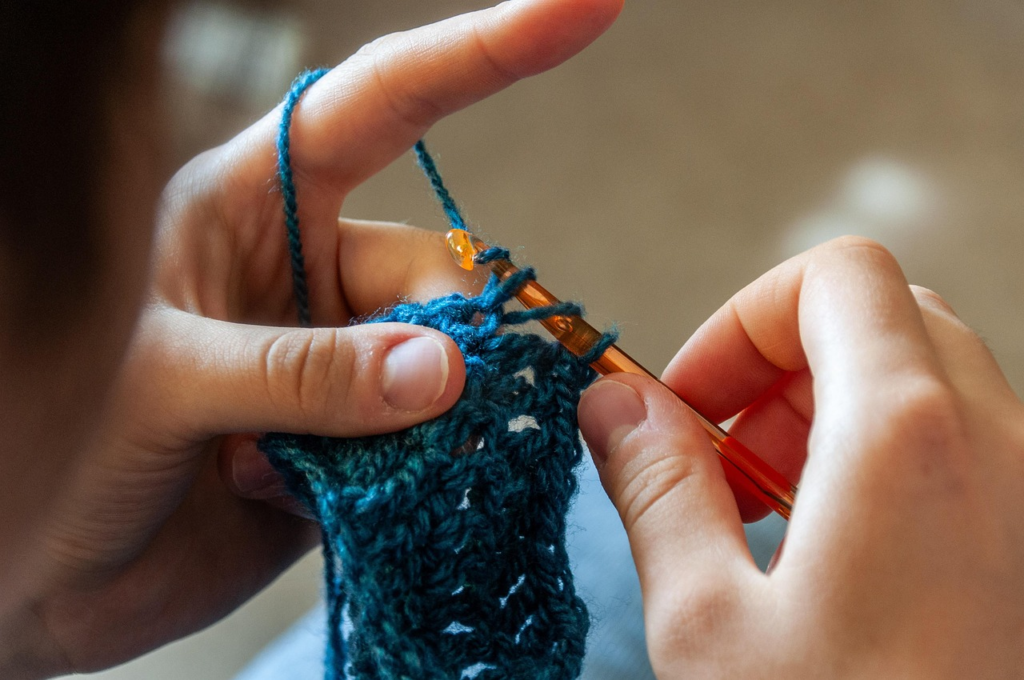 hands crocheting the beginner crochet dishcloth pattern